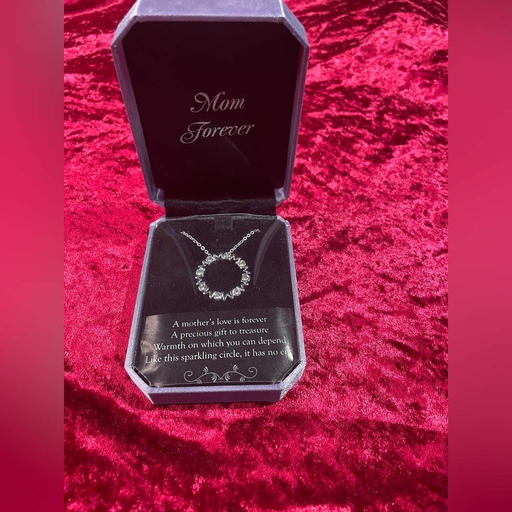 NIB Source Unknown Mom Forever Crystal Heart Circle Pendant 16”-18” Chain - Picture 5 of 6